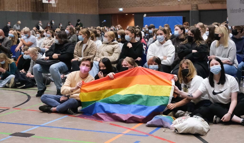 De unge bragte selv rettigheder for LGBQT-personer ind i debatten, og der blev efterfølgende viftet med regnbueflaget. (Sebastian Iwersen)