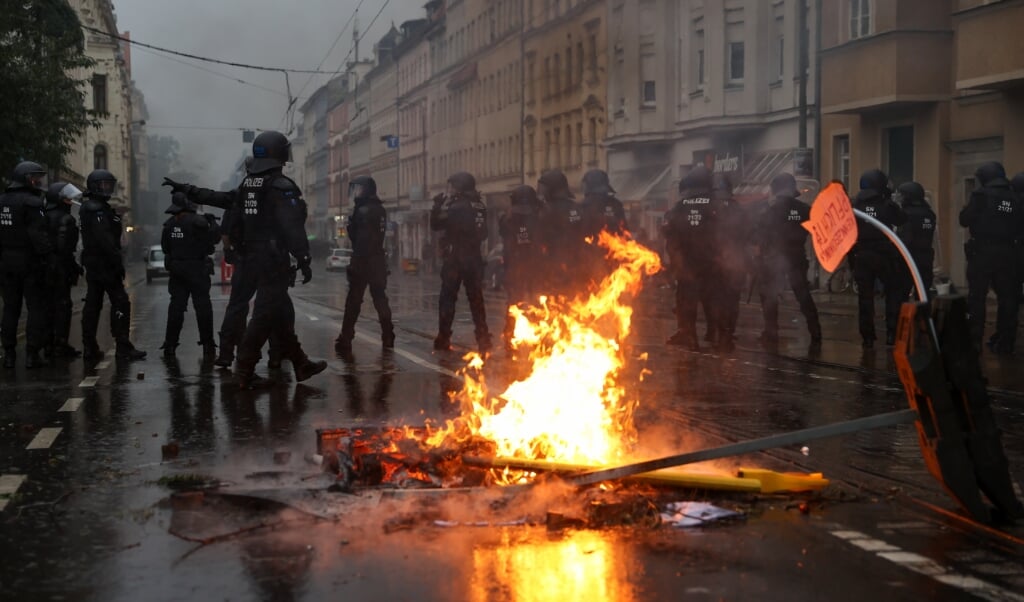Polizisten sichern die Wolfgang-Heinze-Straße, nachdem es nach Ende einer linken Demonstration zu Ausschreitungen kam. Für die Demo hatte das Kampagnenbündnis «Wir sind alle Linx» bundesweit mobilisiert. (Jan Woitas/dpa)