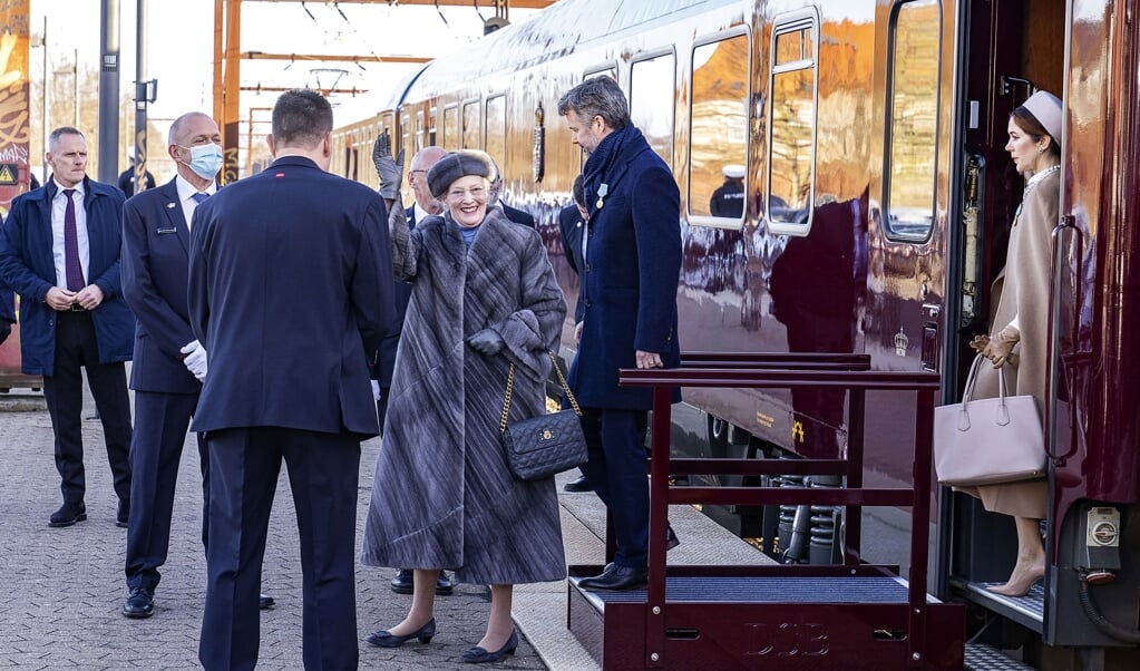 Dronning Margrethe står af den kongelige salonvogn, en jernbanevogn, som har kørt kongefamilien fra Københavns Hovedbanegård til Roskilde Station.