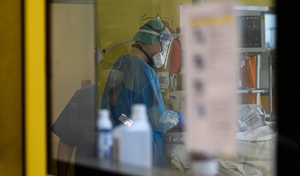 Fra den 15. marts skal alle medarbejdere i tyske sygehuse været vaccineret mod corona. I Klinikum Nordfriesland gør man nu en særlig indsats for at overbevise de medarbejdere, der ikke er vaccineret.   (Robert Michael, dpa)