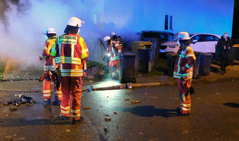 Flere steder i byen måtte det frivillige og professionelle brandværn rykke ud til brændende skraldespande. 