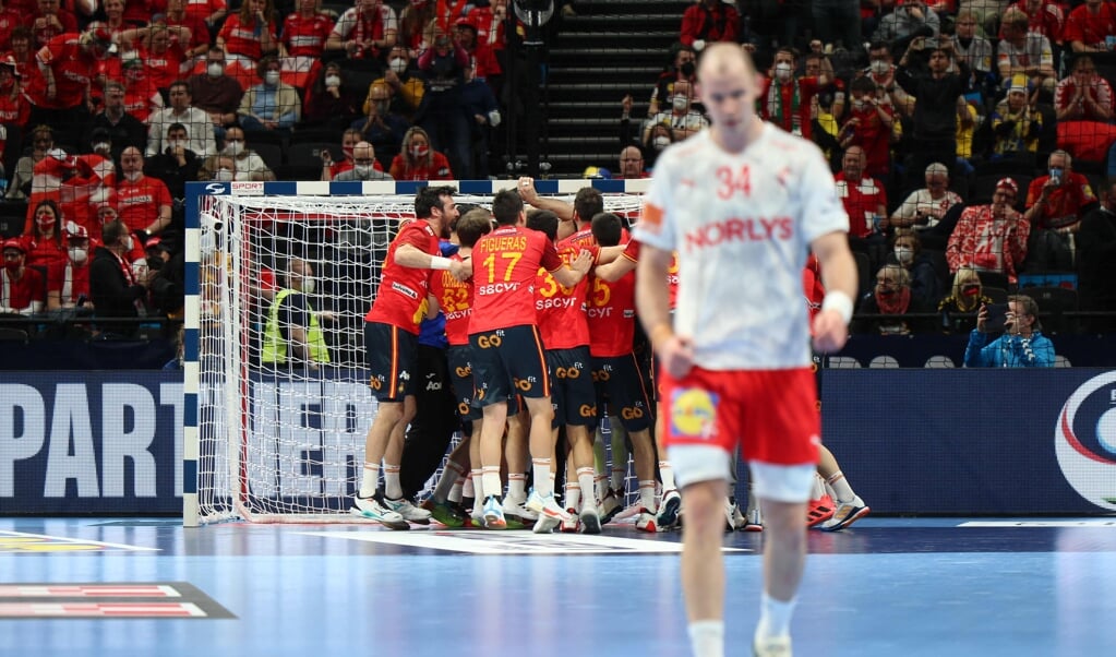 Kæmpe skuffelse for Danmark og Simon Hald. Efter nederlaget mod Spanien misser danskerne EM-finalen. ( Ferenc Isza/Scanpix )