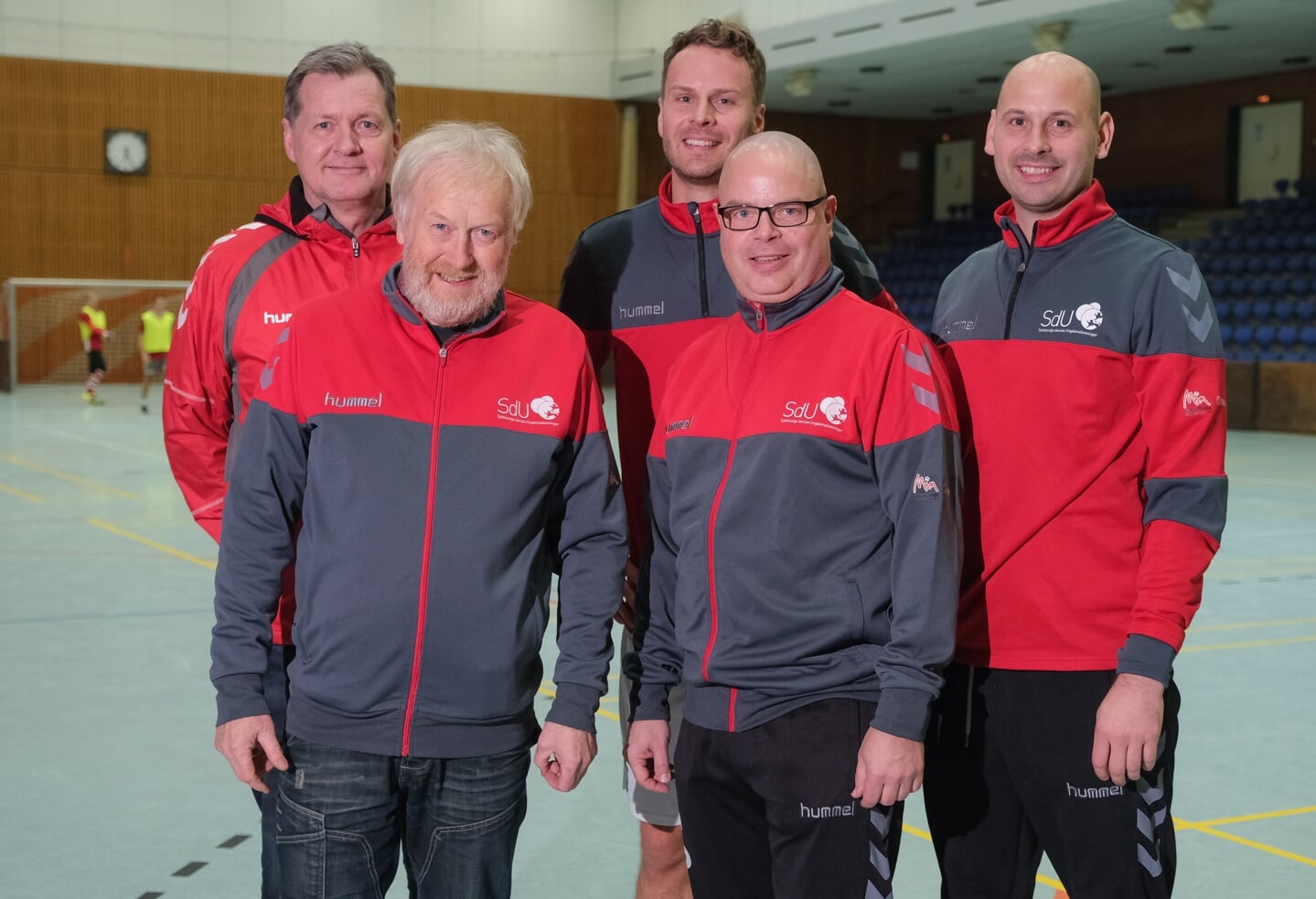 SdU Landsholdets hold bag holdet er klar til endu en Flensborg Avis Cup. (f.h.t.v.: holdleder Rudi Ehlerts, teammanager Kai Andersen, sportslig leder Ruwen Möller, fysioterapeut Kai Hensen og træner Tore Wächter).
