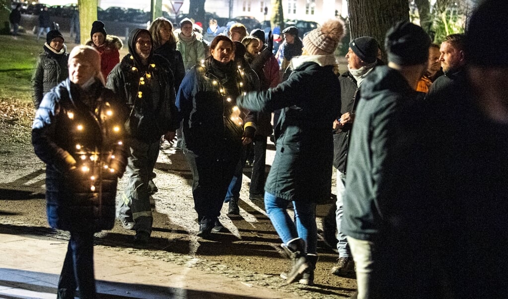 200 personer var med på gåtur i Rendsborg. Mange var julekæder om kroppen.  Tim Riediger  (Tim Riediger)