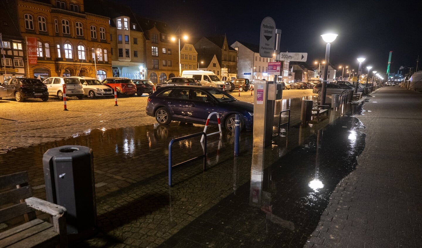 Allerede omkring klokken 21 stod der vand ved Flensborgs havnefront. Foto: