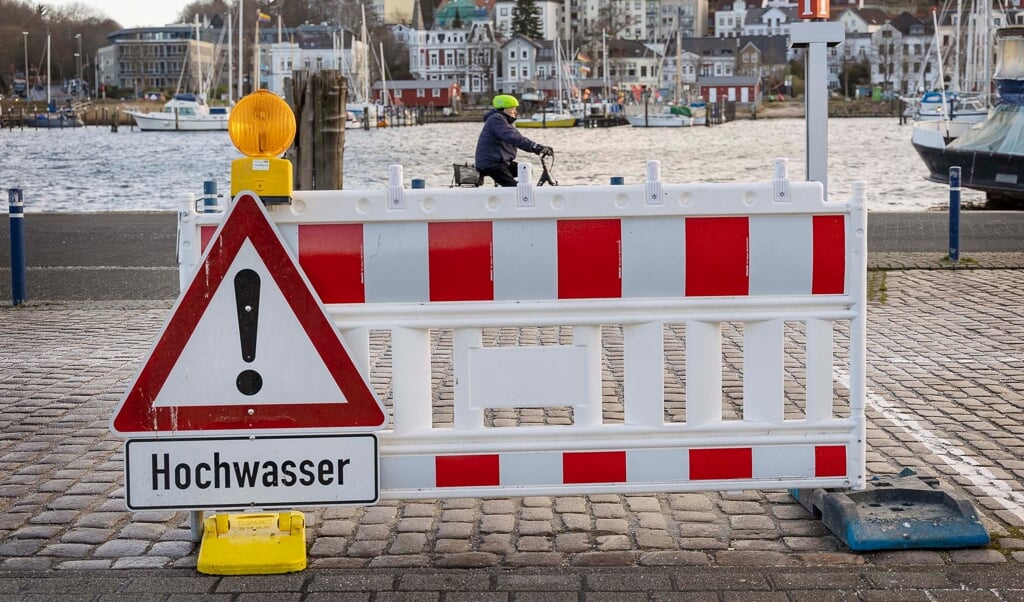 Achtung, Hochwasser: Das TBZ bereitet sich auf eine mögliche Überschwemmung der Schiffbrücke vor und rät vom Parken dort ab.   (Lars Salomonsen)