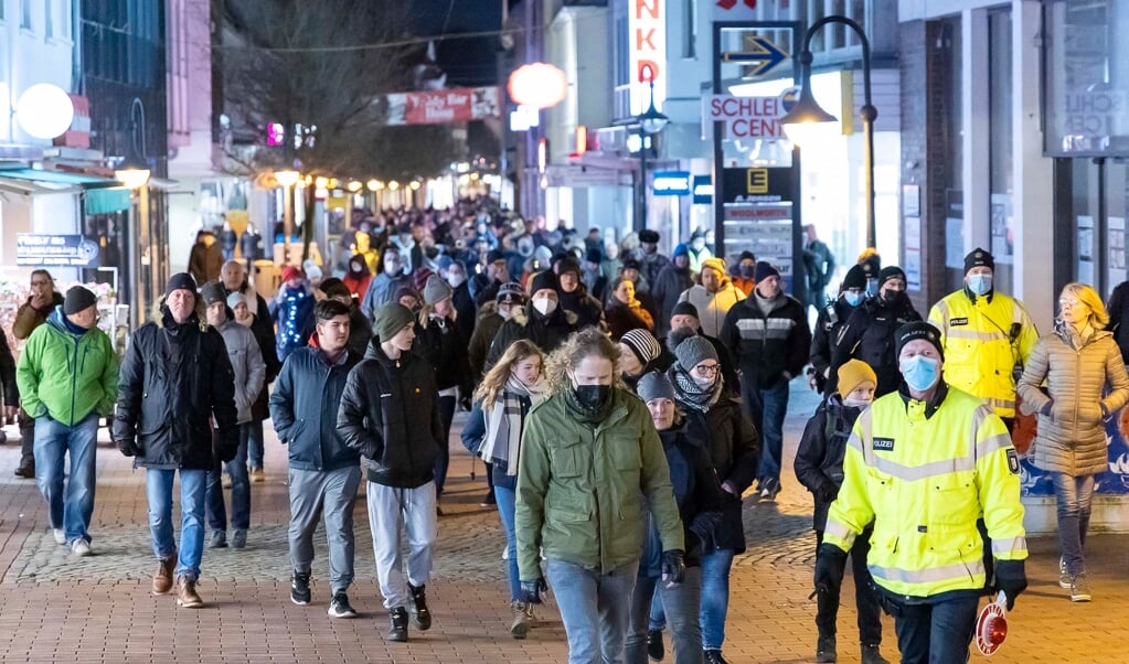 Laut Angaben der Polizei nahmen rund 230 Teilnehmer an der als »Spaziergang« deklarierten Versammlung teil, die durch die Schleswiger Innenstadt führte. Fotos:  (Lars Salomonsen)