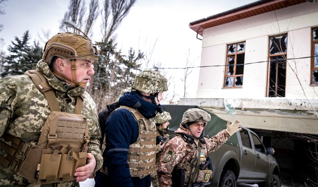 Danmarks udenrigsminister Jeppe Kofod (S) har søndag besøgt ukrainske tropper, der beskytter grænsen til Rusland.  ( Mads Claus Rasmussen/Ritzau Scanpix)