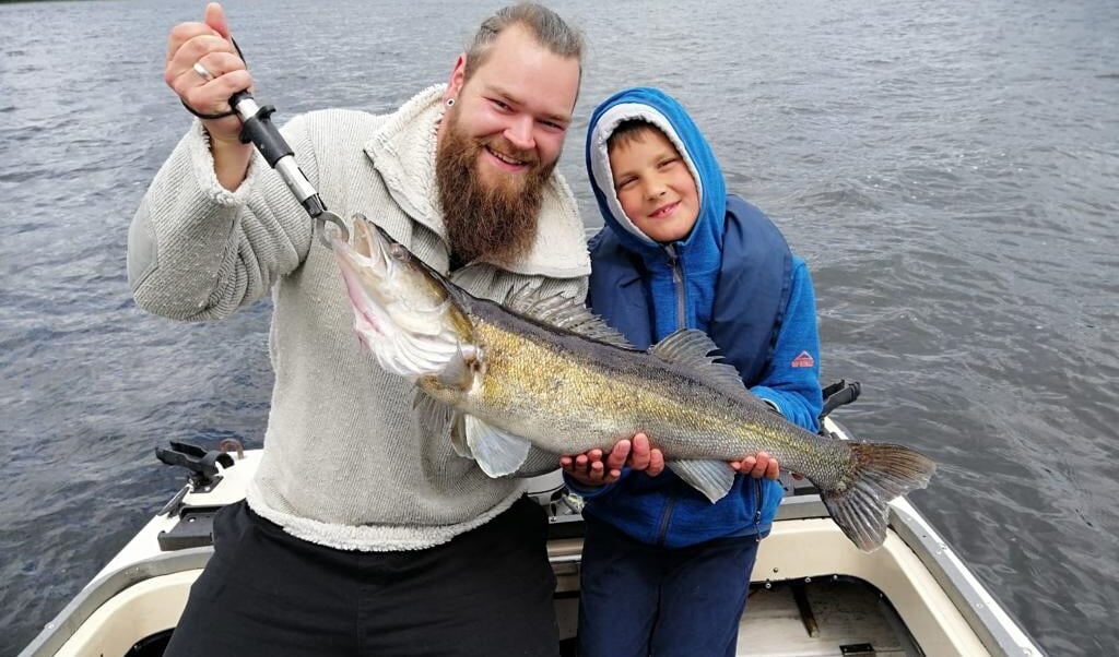 Stoooor fisk! Marvin tager ofte sine nevøer med på fisketur, her er han sammen med Henry. ( privat)