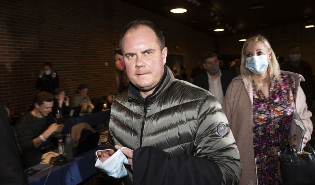 Martin Henriksen mener, at man som folketingsmedlem skal kunne forsvare en formand i stort og småt. Men det kan han ikke med Morten Messerschmidt. Derfor trækker han sit kandidatur til Folketinget. Her ankommer hans til Dansk Folkepartis ekstraordinære årsmøde i Herning. (Bo Amstrup/Ritzau Scanpix)