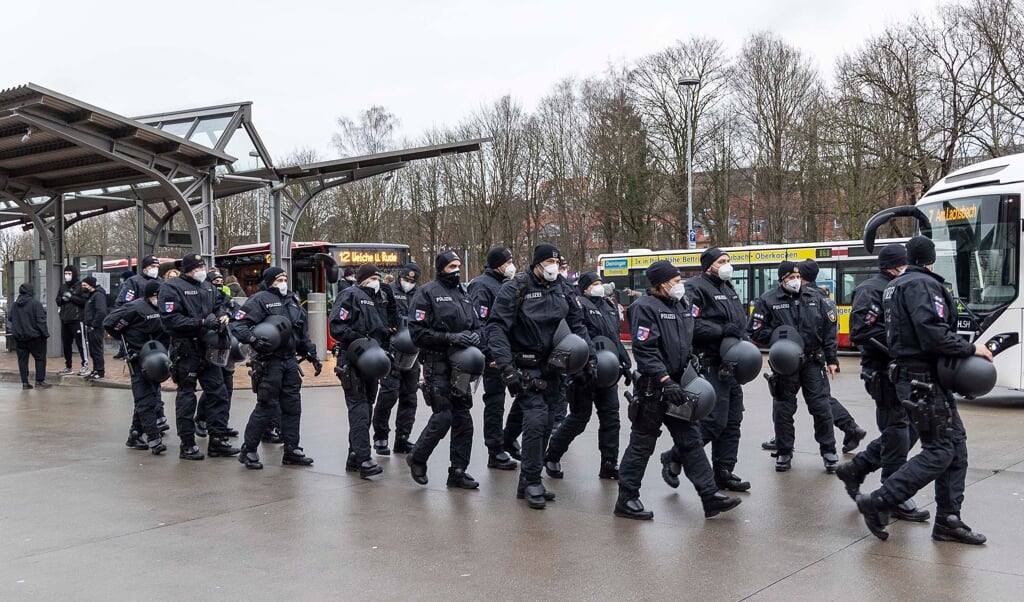 Politiet har været talstærkt til stede de sidste mange lørdage under de uanmeldte demonstrationer. Denne lørdag varsler de igen om demonstrationer, der kan påvirke trafikken kraftigt i Flensborg. Arkivfoto:  (Lars Salomonsen)