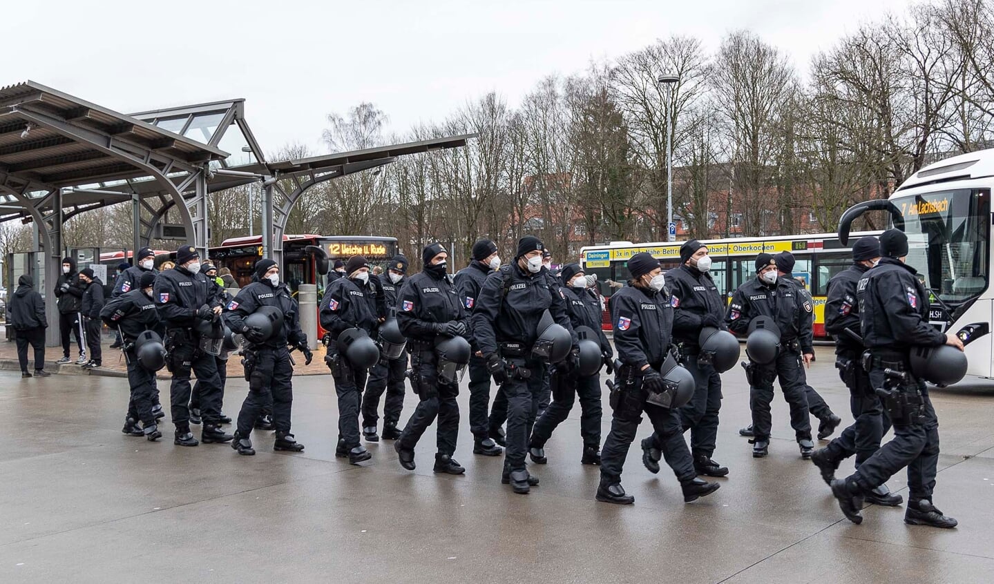 Politiet har været talstærkt til stede de sidste mange lørdage under de uanmeldte demonstrationer. Denne lørdag varsler de igen om demonstrationer, der kan påvirke trafikken kraftigt i Flensborg. Arkivfoto: