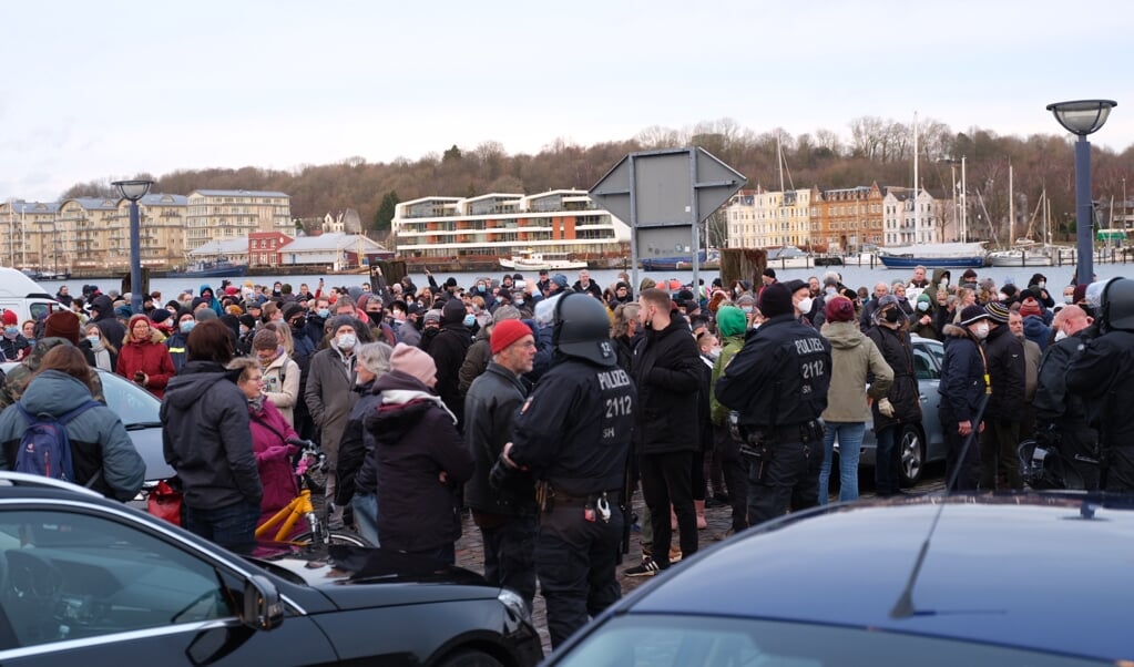 Flere hundrede var lørdag igen mødt op i Flensborg for at deltage i den såkaldte gåtur. (Sven Geissler )