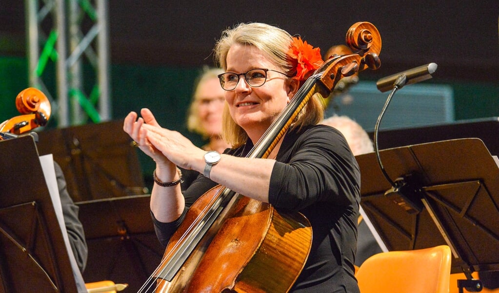 Foto fra den seneste koncert, det lykkedes orkestret Lauseniana at spille i Sydslesvig, lige før corona-pandemien i 2020 blæste hele verden omkuld. Her er det Antje Orths, der er professor og ingeniør, og som i sin fritid spiller cello i orkestret.   (Hans Christian Davidsen)