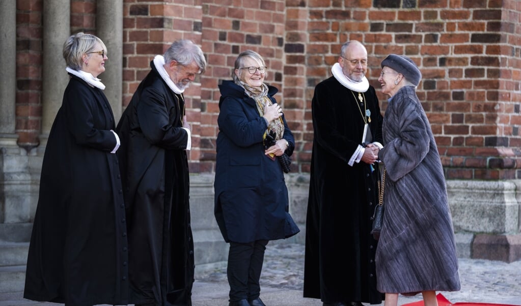 Dronningen blev ved Roskilde Domkirke modtaget af biskop Peter Fischer-Møller, domprovst Anne-Sophie Olander Christiansen og biskop Henrik Wigh-Poulsen. (Martin Sylvest, Ritzau Scanpix)