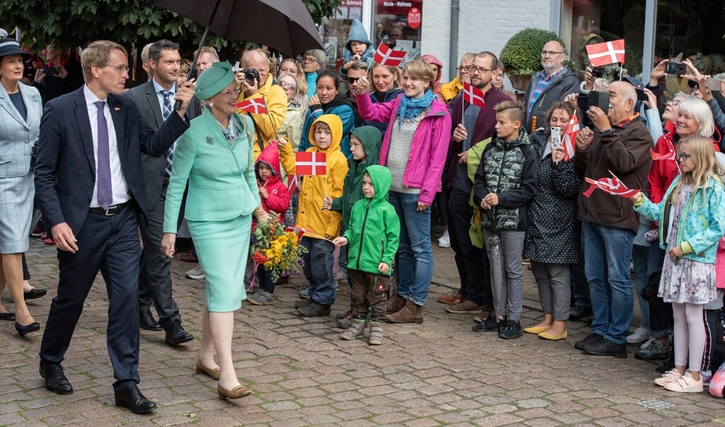 Dronning Margrethe besøgte Sydslesvig i 2019. Her går hun sammen med Slesvig-Holstens ministerpræsident.  ( Tim Riediger)