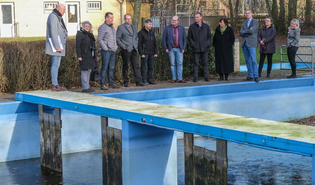 Am Freitag besuchten Ministerin Sabine Sütterlin-Waack und der Landtagsabgeordnete Johannes Callsen das Schwimmbad in Sieverstedt. Bürgermeister und Vertreter des Trägervereins informierten dabei über ein großes Sanierungsprojekt. ( Sven Geißler)