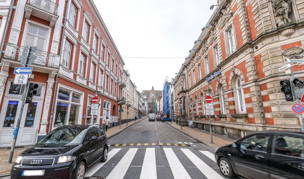 Det er ved denne fodgængerfelt, at Flensborg Kommune hævder, det vil kræve en genindstilling af lyskurven, hvis trafikken igen skal åbnes på Rådhusgade.    (Sven Geißler)