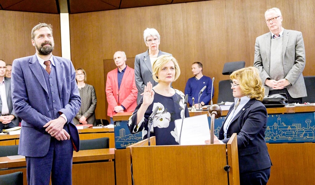 Billedet viser Simone Lange, da hun blev taget i ed som Flensborgs overborgmester af daværende bypræsident Swetlana Krätzschmar og borgmester Henning Brüggemann. Arkivfoto:  (Lars Salomonsen)