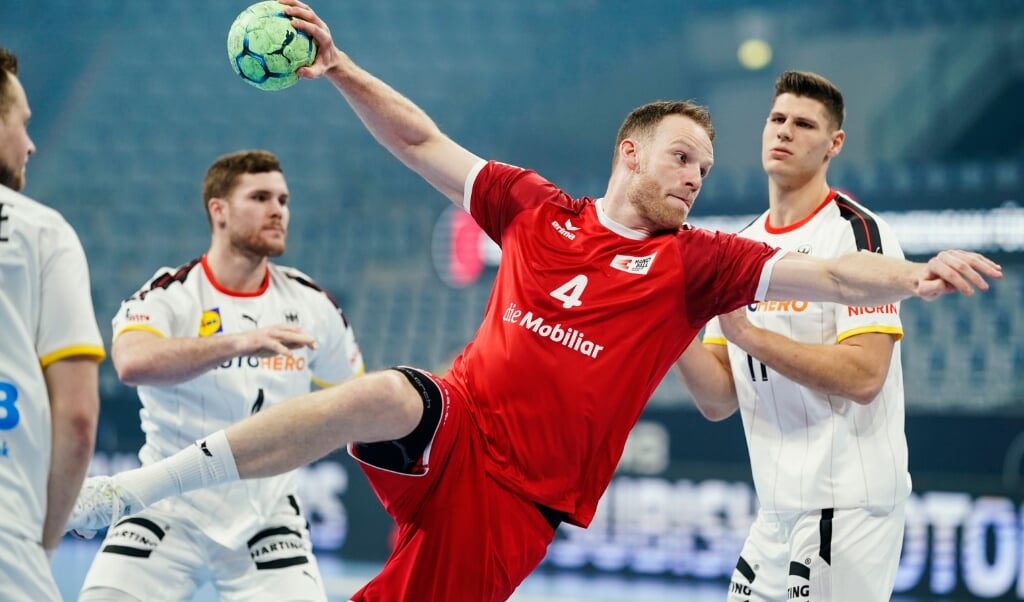 Noch lief in der DHB-Defensive nicht alles rund und Kapitän Johannes Golla (l.) konnte das ein oder andere Mal nur zuschauen. ( dpa)