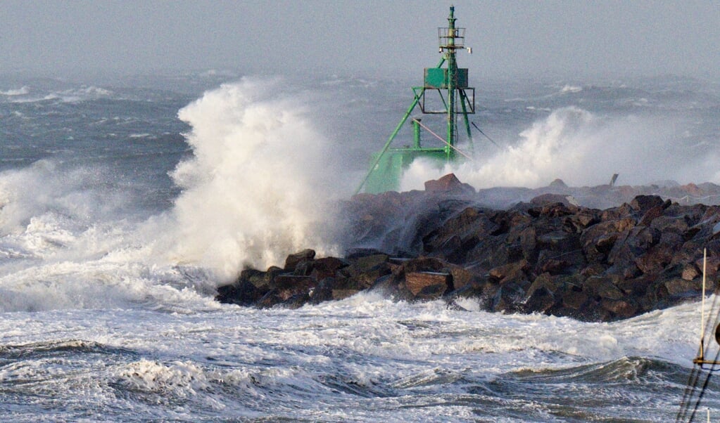 Bølger slår ind over ydermolen i Hirtshals lørdag den 29. januar 2022.   ( Henning Bagger, Ritzau Scanpix)