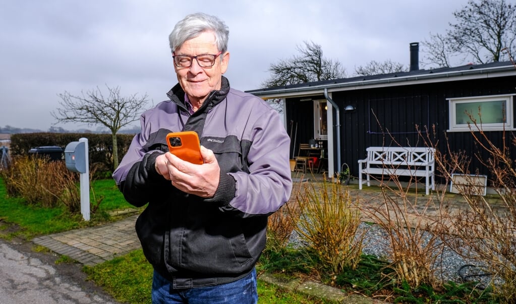 Selv om sydslesvigeren Georg Buhl har et dansk sommerhus, kan han ikke få et dansk mobiltelefonnummer eller adgang til at bruge MobilePay. ( Sven Geißler)