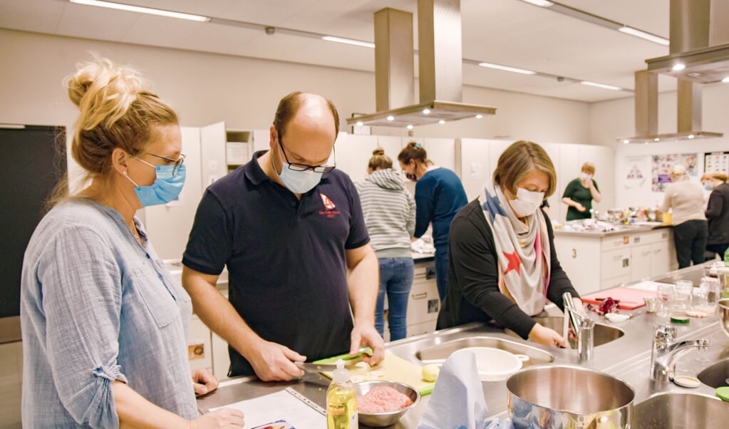 Sprogkursus med dansk madkultur er af stor værdi for de henved 16 deltagere.  (  Nanna Sarauw)