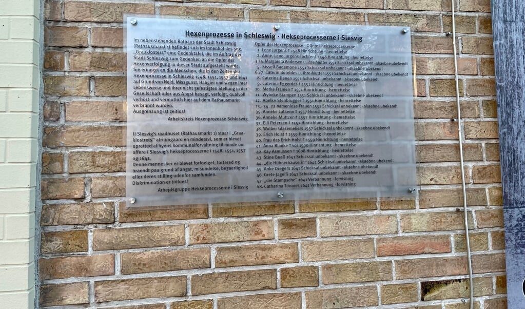 Nederst i venstre hjørne er en kort dansk oversættelse af informationerne om hekseforfølgelserne i Slesvig. Kvaliteten af oversættelsen har både skabt forargelse og højlydte grin i mindretallet.   (Cenia Bahnsen)
