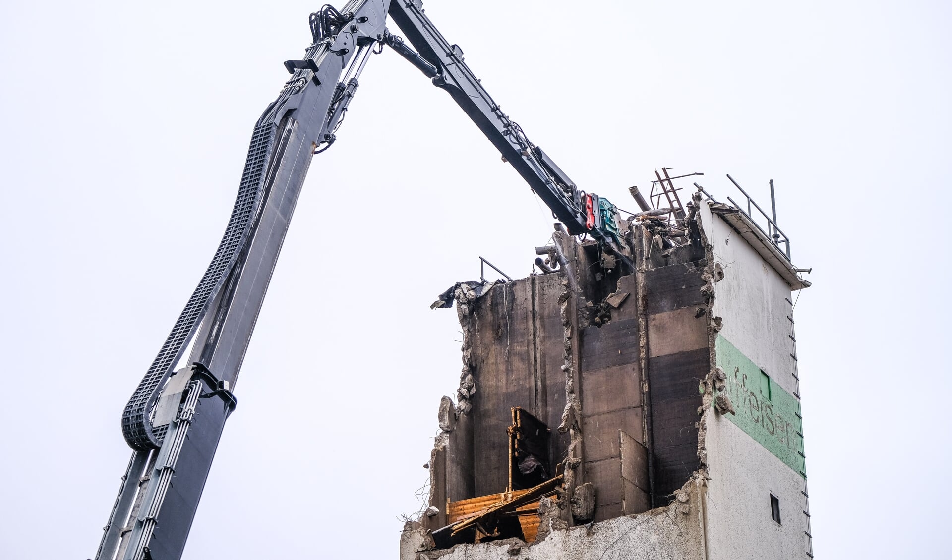 Silo-bygningen på Raiffeisenstraße i Hanved rives ned.