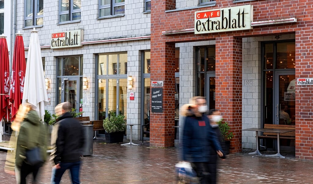 Café Extrablatt har i december oplevet en nedgang i omsætningen på 50 procent. Leder af restauranten Elke Bernsmann forventer, at det fortsætter i januar. (Lars Salomonsen)