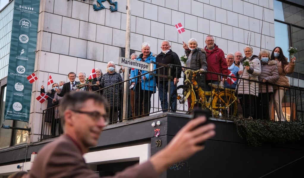 Jens M. Henriksen og de fremmødte optog en videohilsen til dronningen, som de har sendt ind til hende. På kongehusets hjemmeside kan man nemlig indsende hilsner. (Sebastian Iwersen)