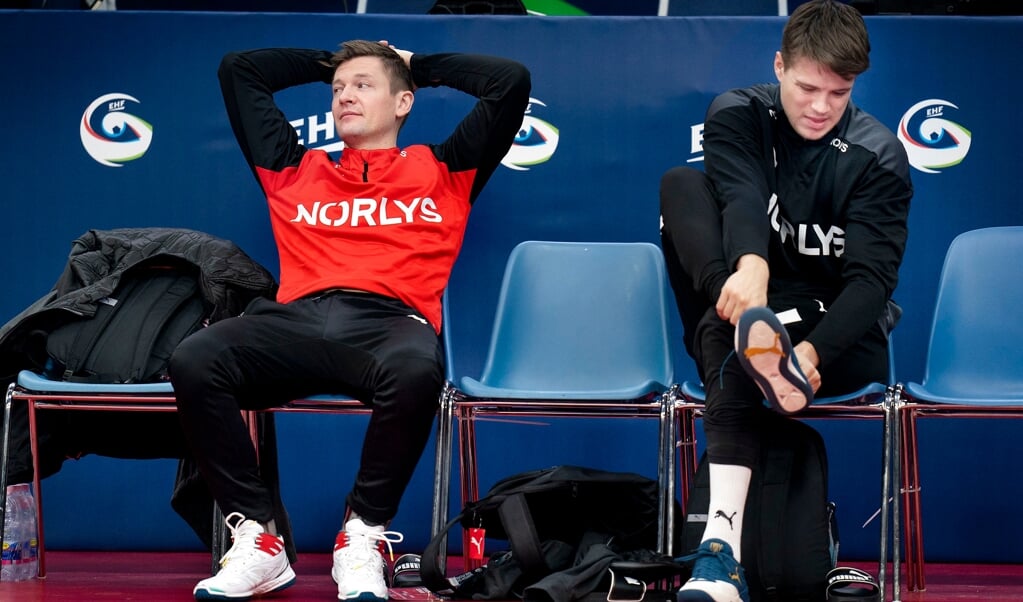 Mens der er en lille chance for, at SG Flensburg-Handewitts Aaron Mensing (t.h.) mod Nordmakedonien kan bytte bænken med en plads på banen, kan rutinerede Lasse Svan formentlig se frem til en pause. ( Ritzau Scanpix)
