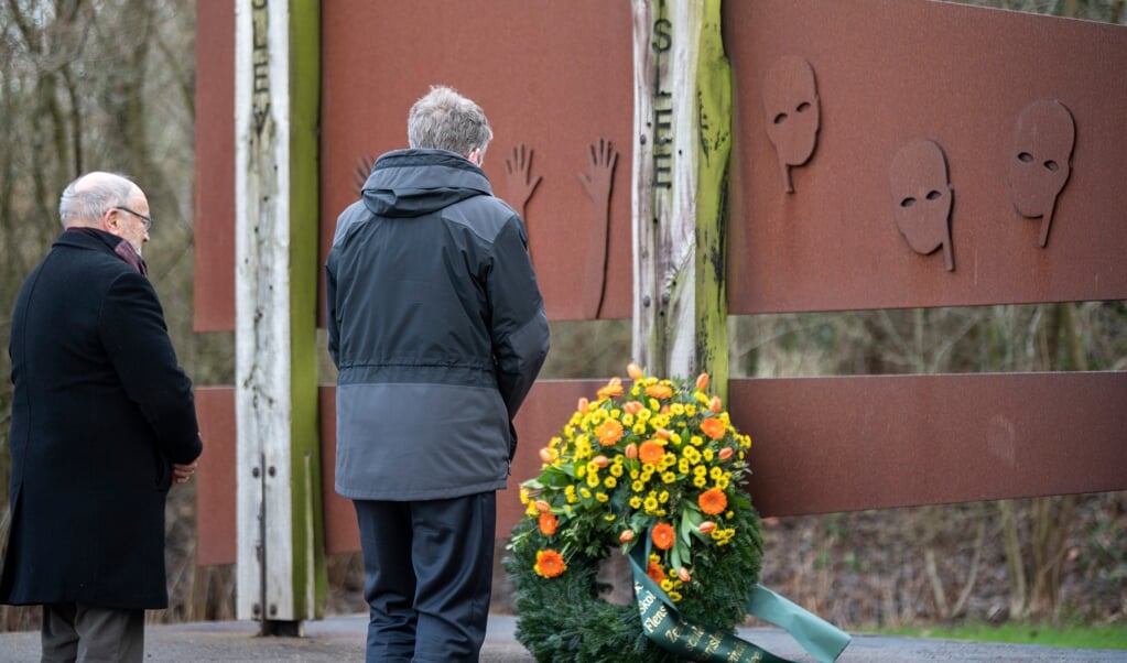 Borgerforstander for Harreslev Kommune Heinz Petersen (til venstre) og borgmester Martin Ellermann mindede ofrene for nationalsocialisme med mindesmærket ved grænsen.   (Kira Kutscher)