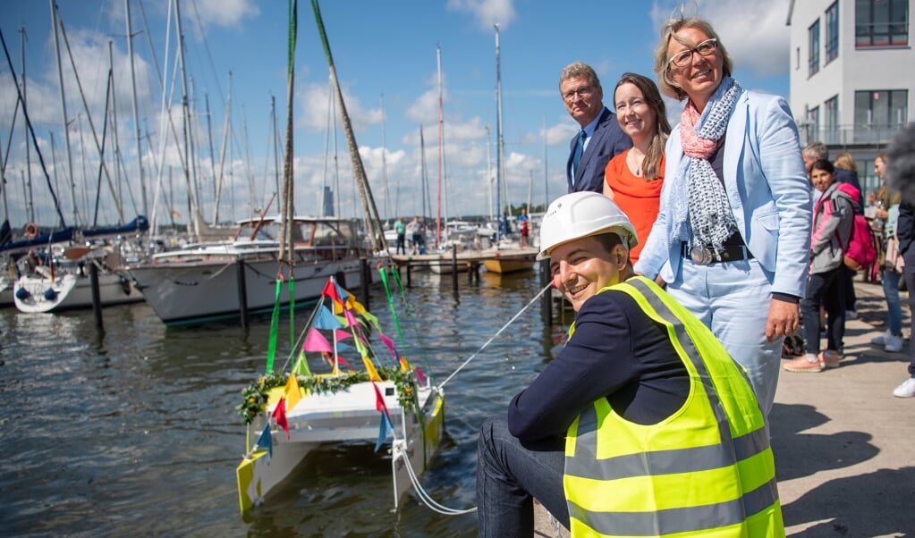 Im August 2021 ließen Lars und Stefanie Engelhard im Beisein von Wirtschaftsminister Bernd Buchholz (FDP, hinten) und der Bundestagsabgeordneten Petra Nicolaisen (CDU, 2.v.v.) den Prototypen einer autonom fahrenden Fähre zu Wasser. Nun stellte das Start-up-Unternehmen seine Innovation auf der Technologie-Messe in Las Vegas/USA vor. Archivfoto: (Kira Kutscher)