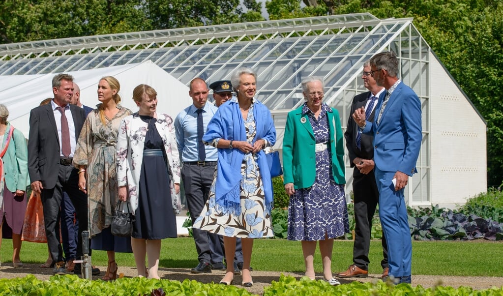 Hendes Majestæt Dronning Margrethe II og Prinsesse Benedikte ved indvielsen af den kongelige køkkenhave.  ( Gråsten Slot)