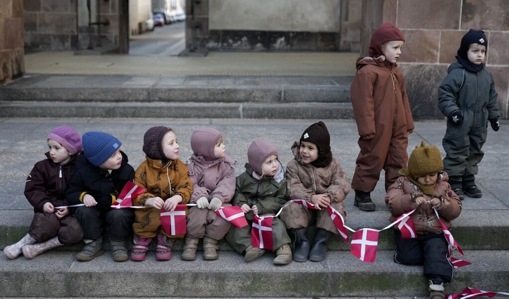 Både stor som lille var mødt frem for at fejre dronningens regentjubilæum. (Mads Claus Rasmussen/Ritzau Scanpix)