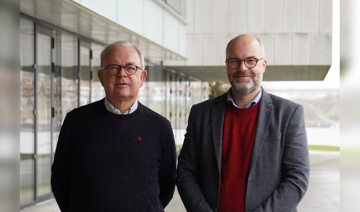 Simon Faber (t.h.) er ny bestyrelsesformand for Sønderjyllands Symfoniorkester. Her ses han sammen med sin forgænger, Bjarne Rasmussen, som er fratrådt på grund af alder. Foto: