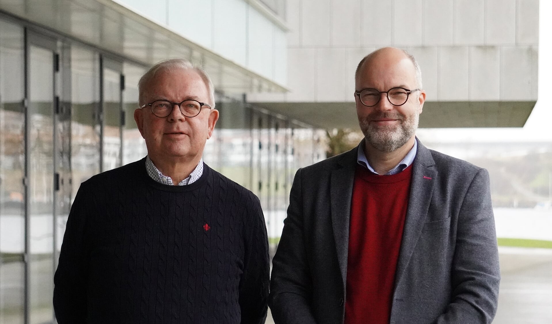Simon Faber (t.h.) er ny bestyrelsesformand for Sønderjyllands Symfoniorkester. Her ses han sammen med sin forgænger, Bjarne Rasmussen, som er fratrådt på grund af alder. Foto: