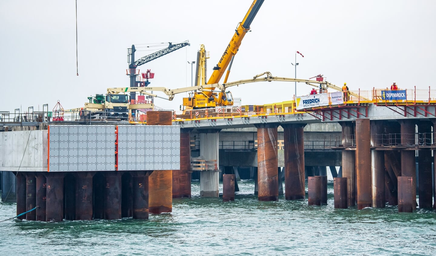 In Wilhelmshaven soll in wenigen Wochen ein schwimmendes Terminal für den Import von Flüssigerdgas (LNG) in Betrieb gehen. Naturschützer befürchten Folgen für das Wattenmeer. Foto: