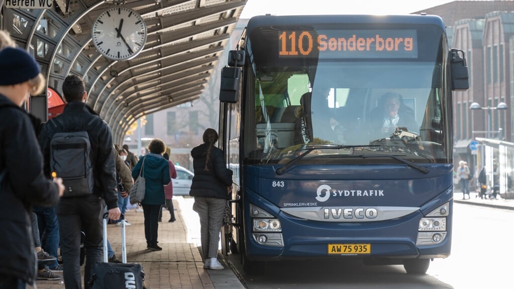 Buslinje 110, der dagligt kører pendlere og studerende mellem Sønderborg og Flensborg, får ikke støtte fra delstaten. Arkivfoto: 