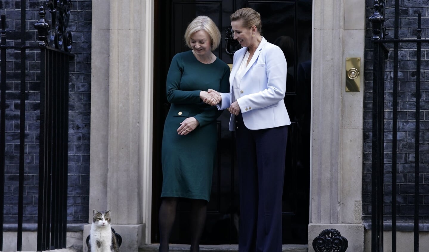 Statsminister Mette Frederiksen (til højre) har lørdag besøgt Storbritanniens premierminister, Liz Truss.