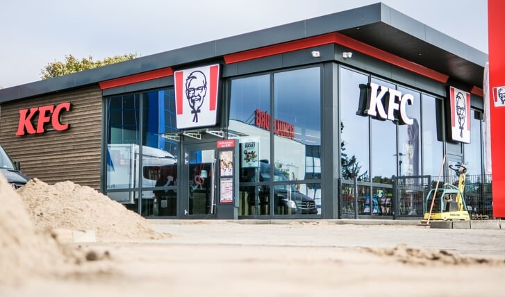 Rundt om bygningen er arbejdet ikke helt afsluttet endnu. Men det bliver det inden søndag, lover byggearbejderne.