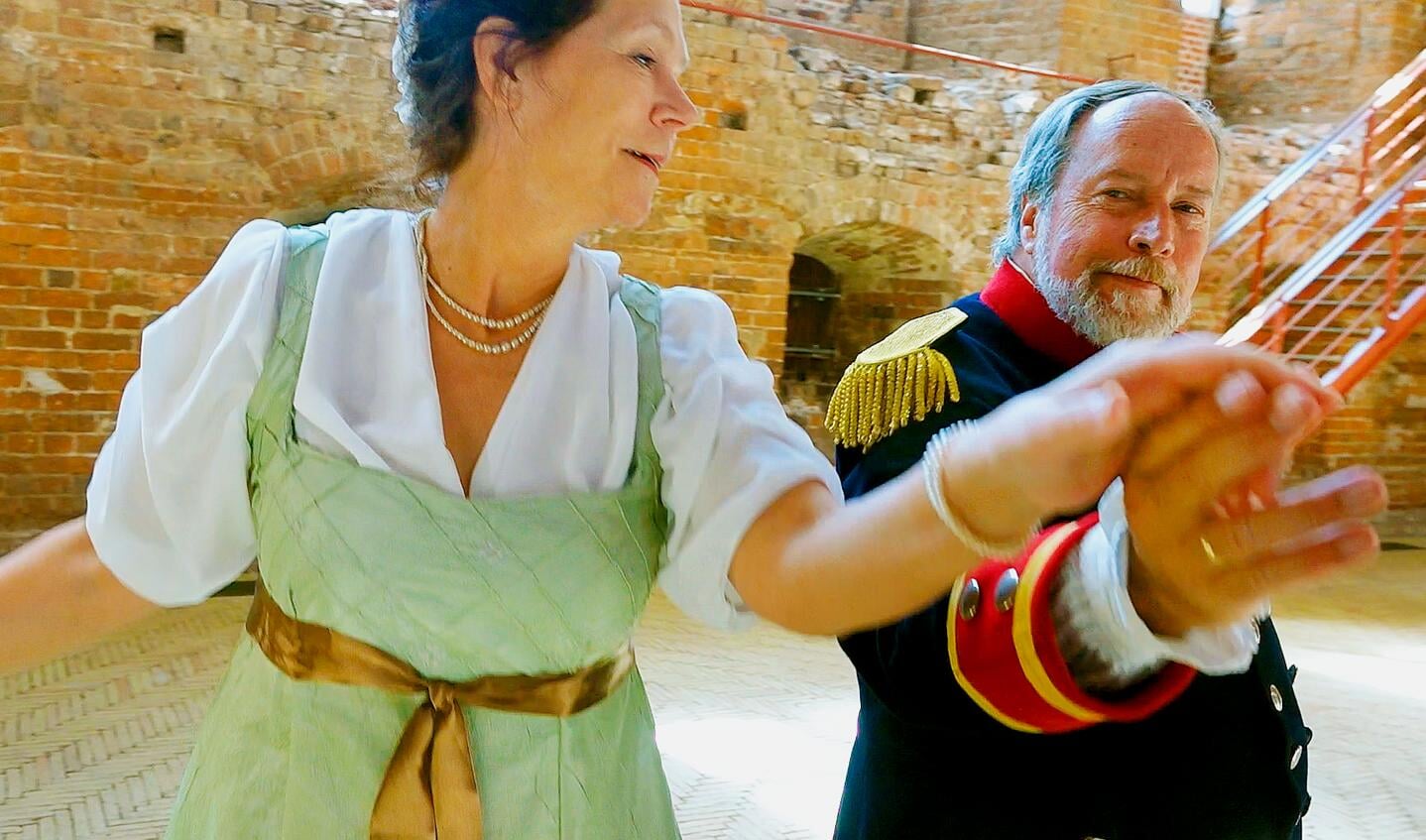 På festivalerne kan man lære historiske danse. 