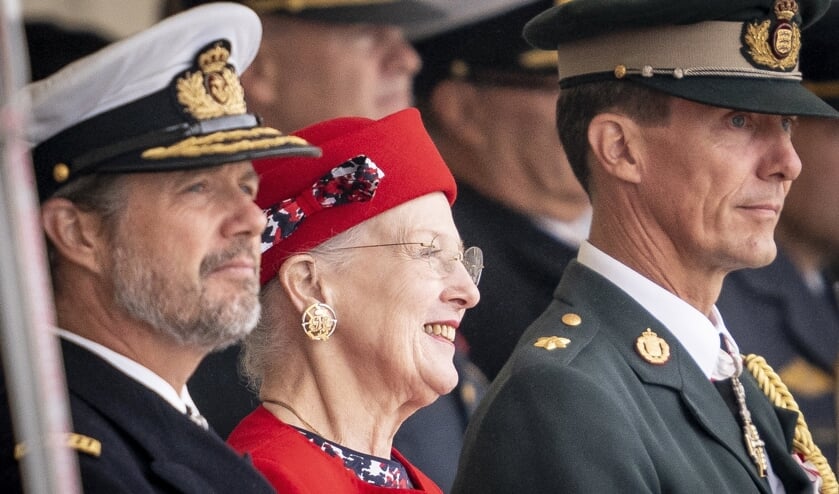 Dronning Margrethe har undervurderet, hvor meget prins Joachim er berørt af beslutningen om at fratage hans børn deres titler. Det skriver dronningen i en udtalelse. Her ses hun sammen med kronprins Frederik og prins Joachim i forbindelse med markeringen af dronningens 50-års regentjubilæum (Arkivfoto).
