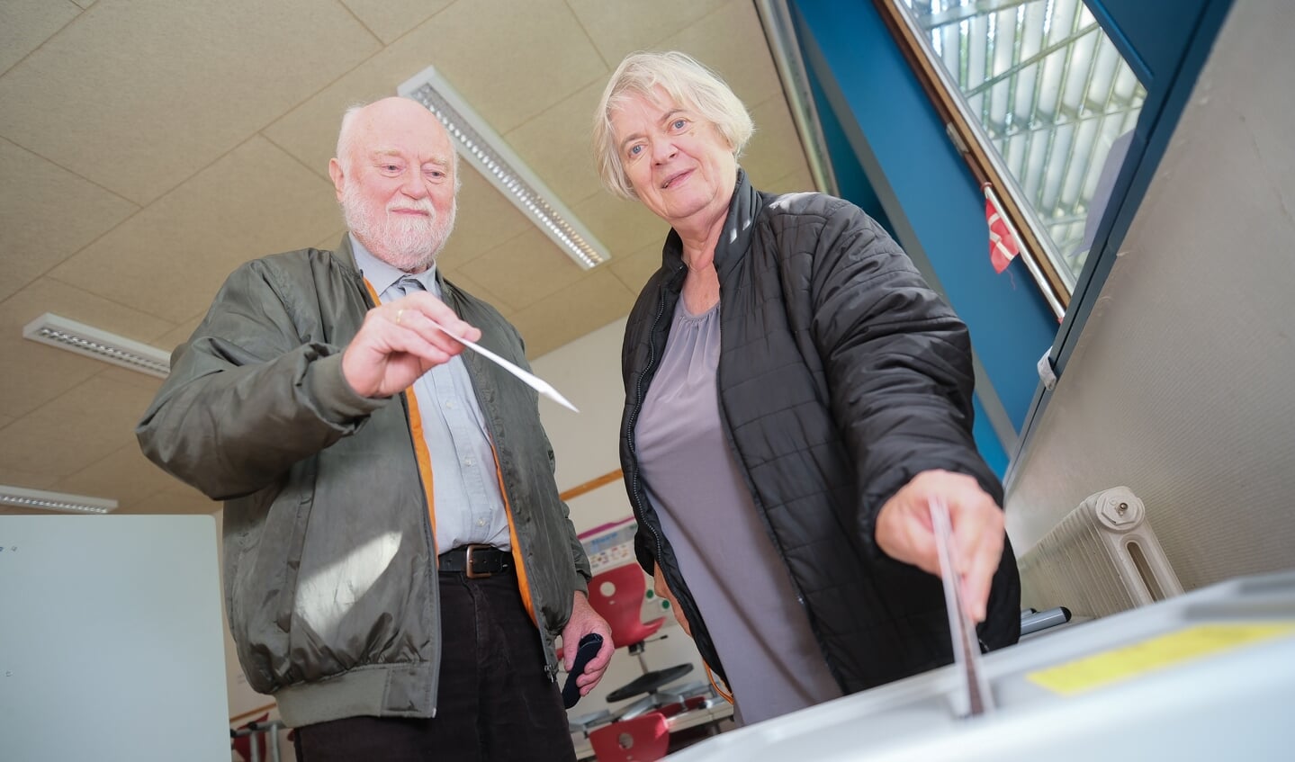 Anne-Margrete og Leif Jessen afgav deres stemme til overborgmestervalgets sidste runde på Oksevejens Skole klokken lidt over 11 søndag. Foto: