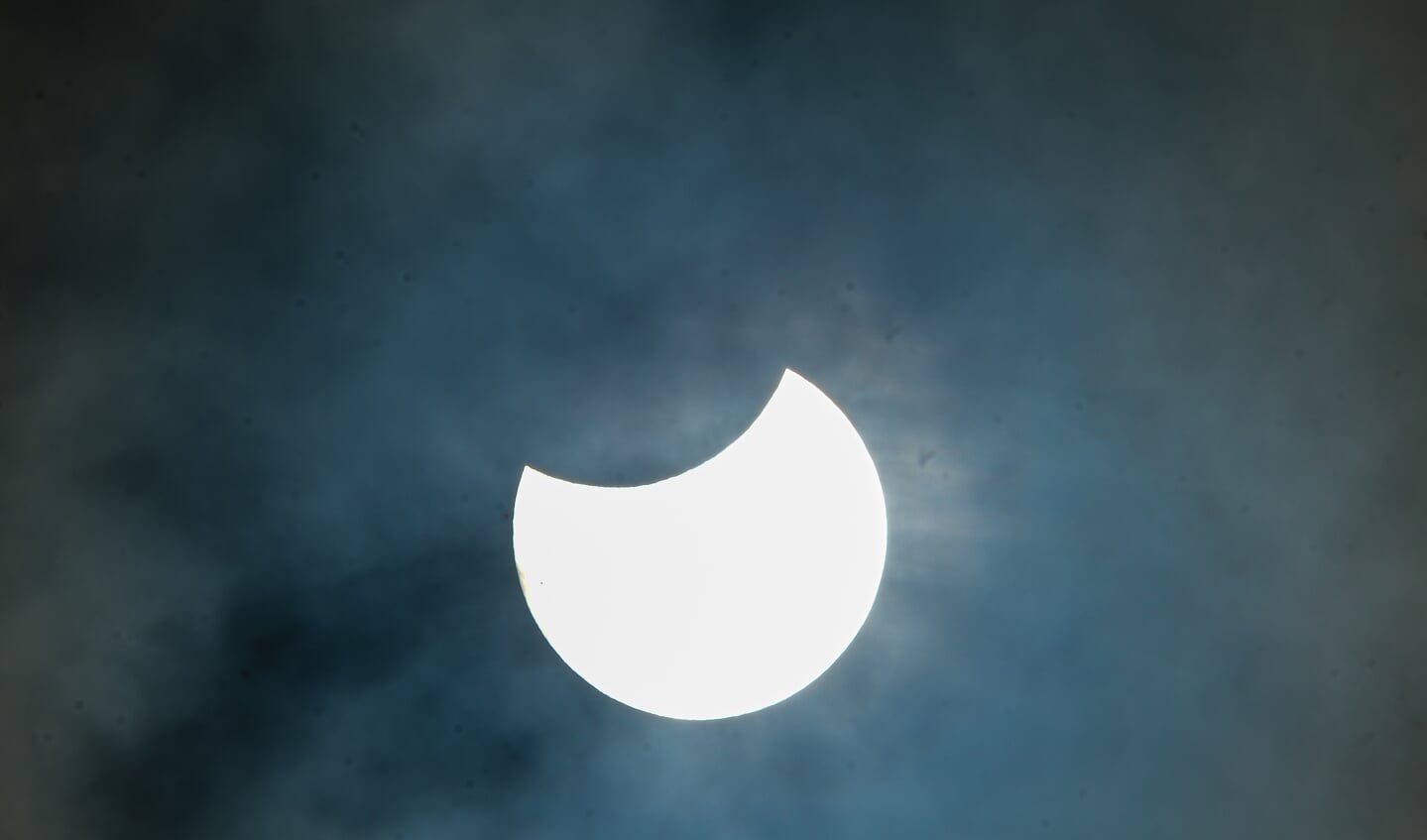 Zwischen 11.10 und 13.20 Uhr war die Sonne zu gut einem Dirttel vom Mond überlagert. Foto: