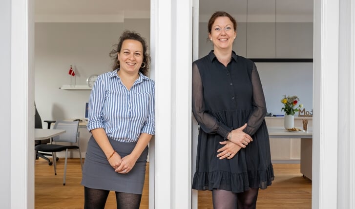 SSWs videnskabelige medarbejder Marlene Christiansen (v.) og landdagsmedlem Sybilla Nitsch kan glæde sig over et nyrenoveret kontor i Husum. Foto: