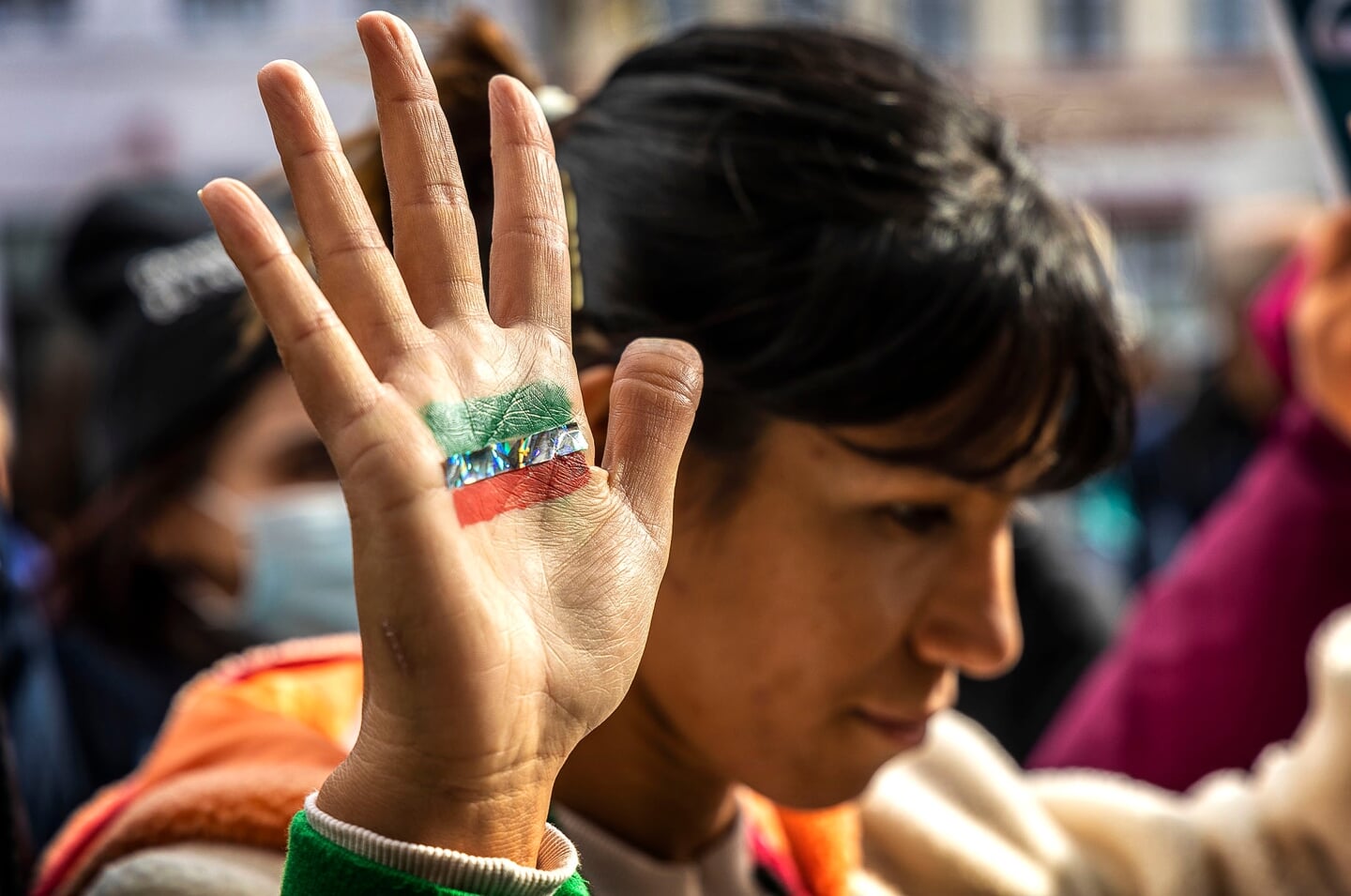 Mahsa Aminis navn blev råbt højt mange gange under demonstrationen, og flere havde skilte og andre budskaber med. (Klik for at se flere fotos). Foto: Lars Salomonsen