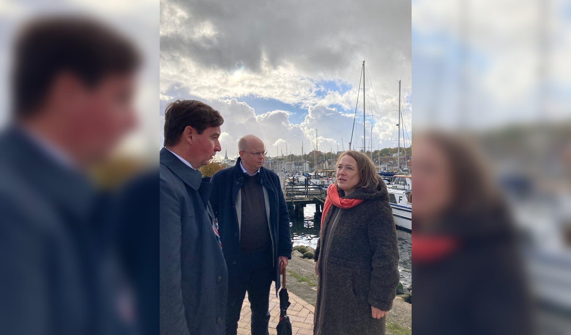 Sebastian Hartmann (t.v.) og Stefan Seidler gik en tur gennem Flensborg Havn sammen med dr. Jana Koerth fra universitetet i Kiel. Foto: