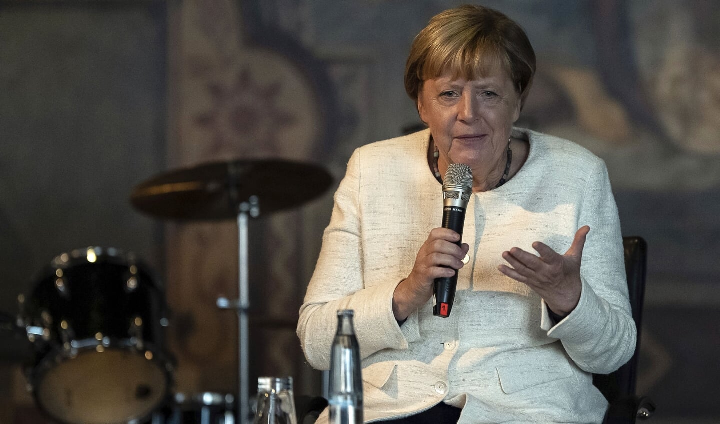 - Ved at hjælpe mere end en million flygtninge til at overleve og genopbygge deres liv, viste tidligere forbundskansler Angela Merkel stort moralsk og politisk mod, siger FNs højkommissær for flygtninge, Filippo Grandi.